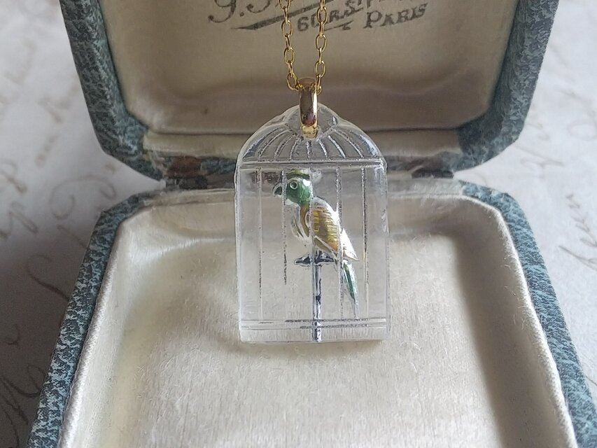 ヴィンテージ　鳥かごの中のオウム（Green/Yellow）ネックレス