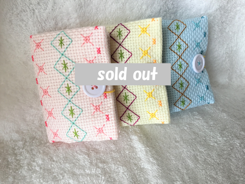 クロスステッチのブック型ニードルケース（ピンク・イエロー・ブルー）