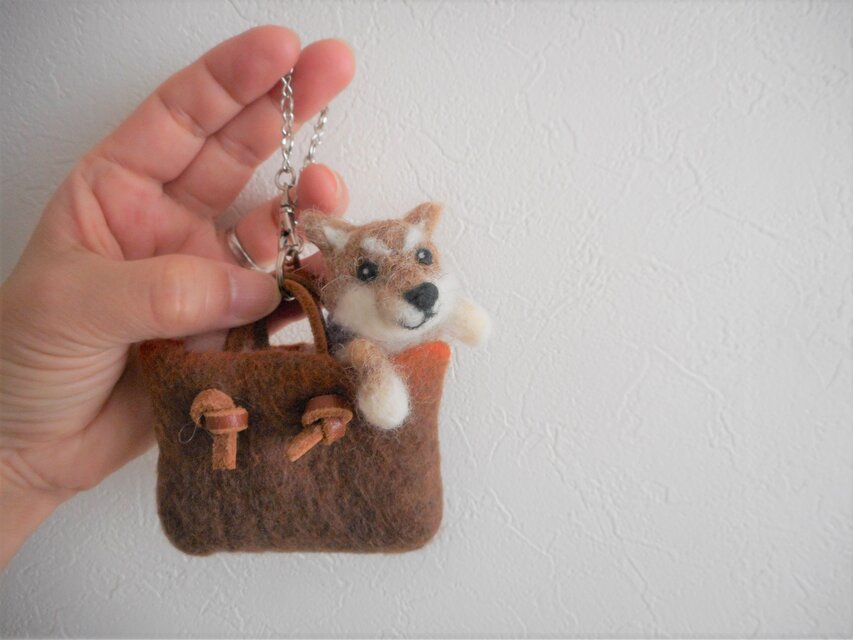バッグに入った柴犬バッグチャーム