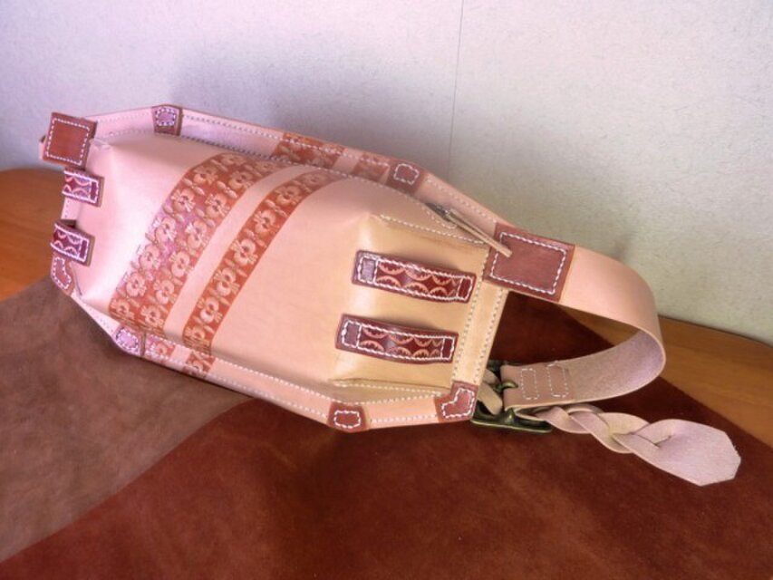 ヌメ革のヒップバッグ