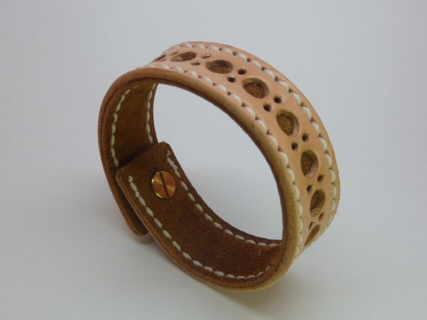 ヌメ革のブレスレット～ウィングチップ（こげ茶）～