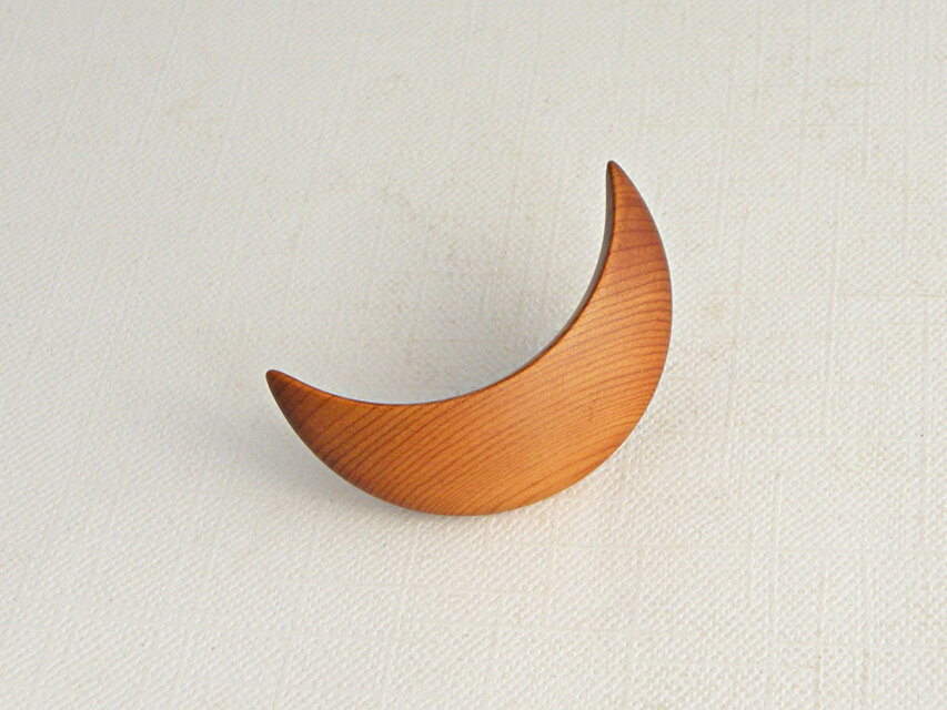 ブローチ -イチイ月-