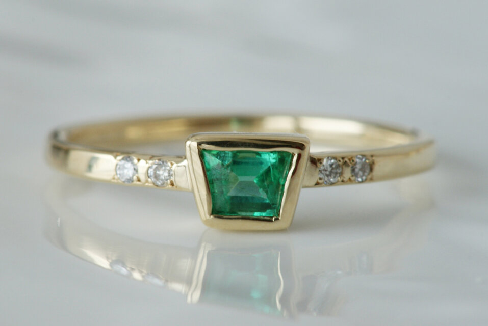K10製　エメラルドとダイヤモンドのリング