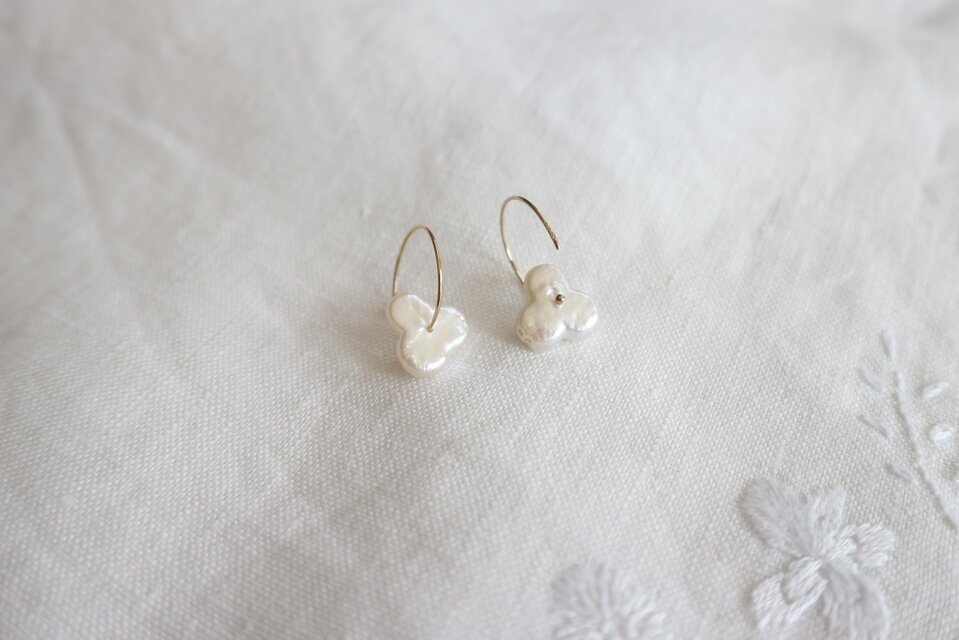 揺れるフラワーパールのフープピアス（S)　14kgf