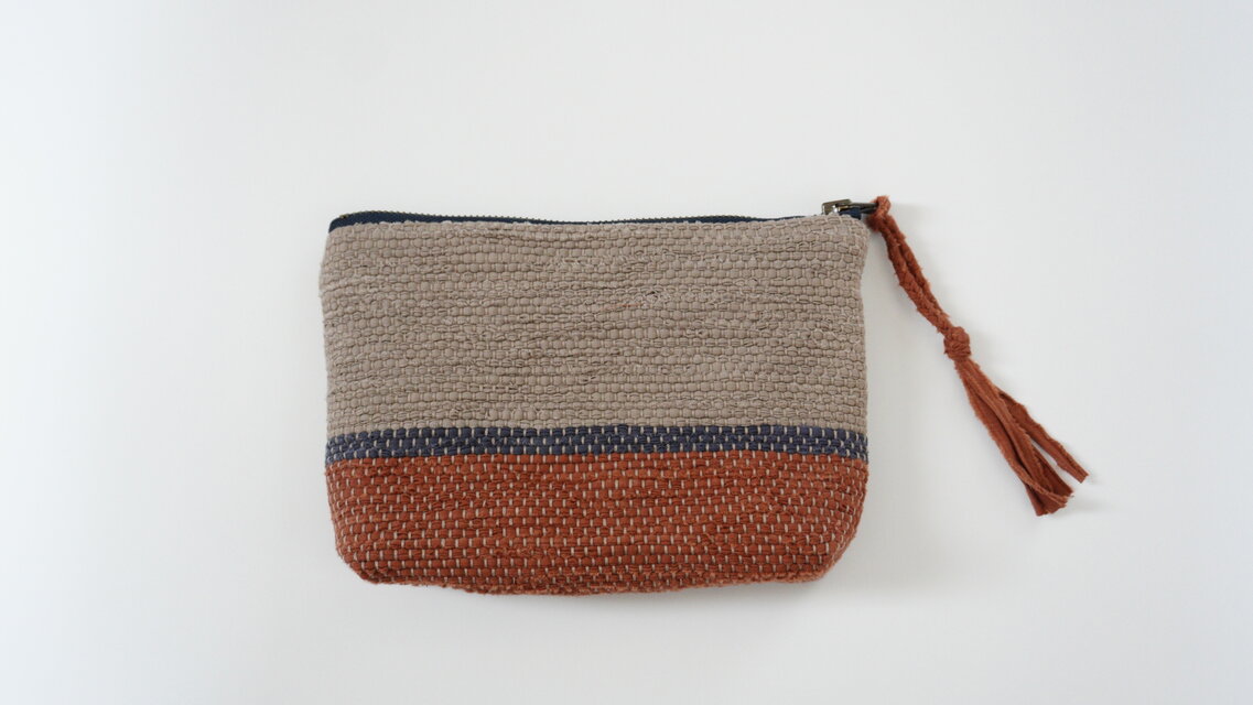 裂き織りのポーチ グレージュ＋赤錆び