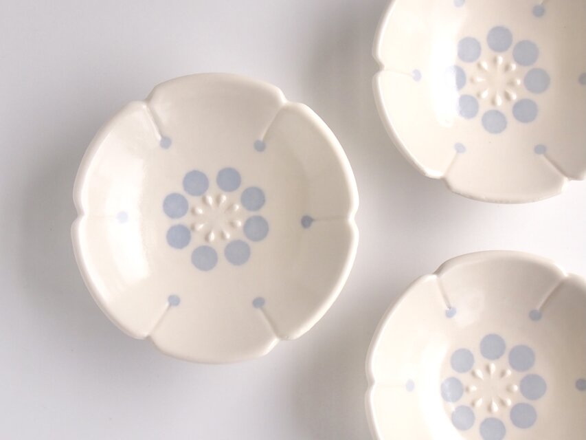 水色が爽やか　涼しさを感じるお花型の小皿（白）