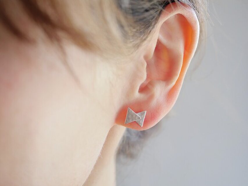 三角リボンのピアス（マットシルバー）