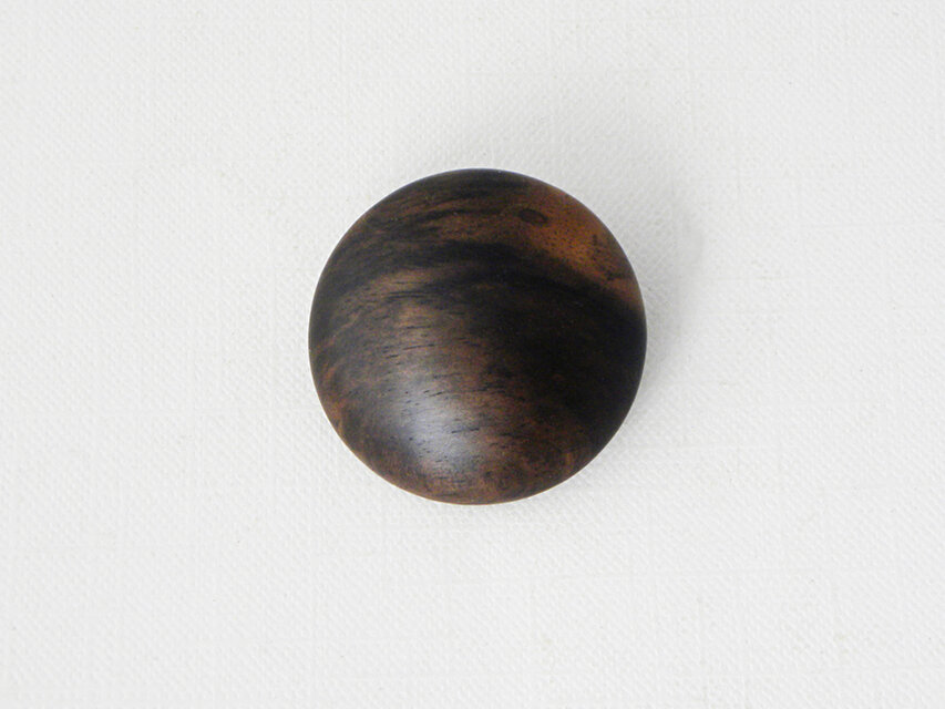 ブローチ -クロガキ○-