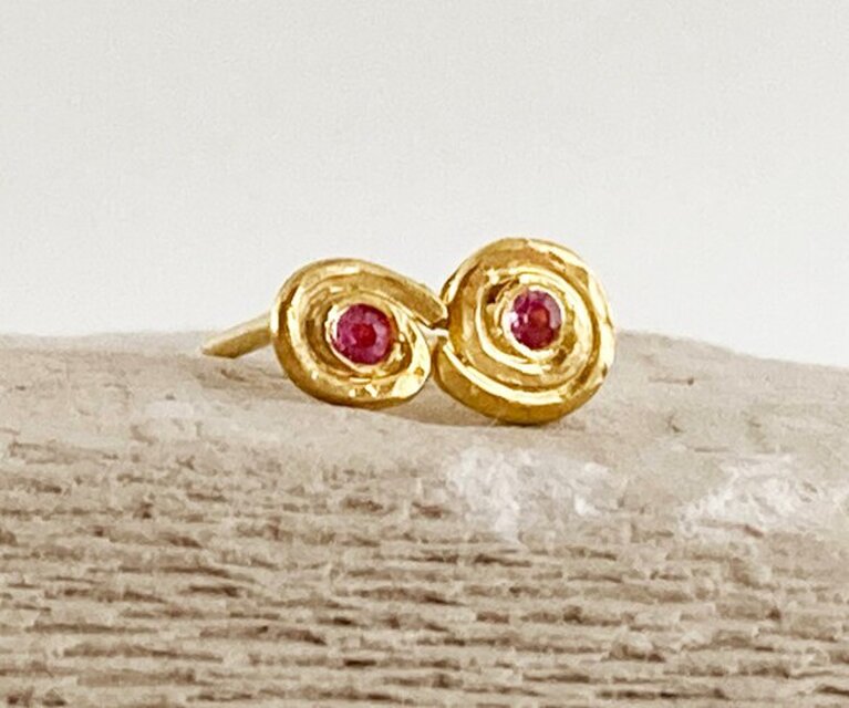 K24 Pink Sapphire Hammered Swirl Stud ◇ピンクサファイア純金渦巻き