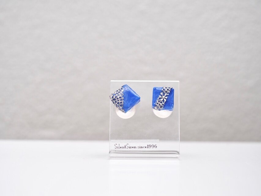 **ロイヤルブルー**フィリグリースクエアピアス