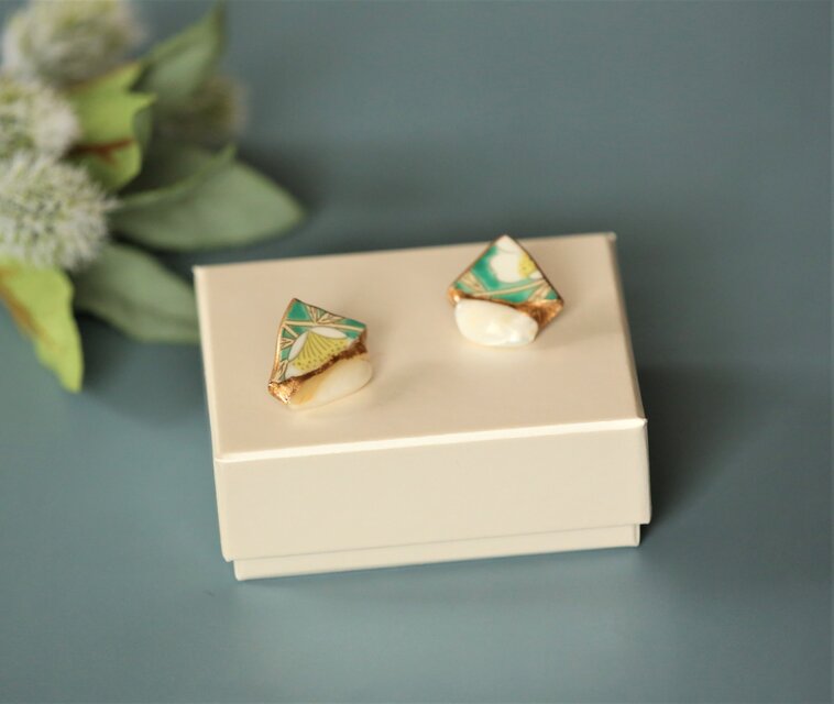有田焼 陶片 x 金継ぎ ピアス イヤリング （マザーオブパール)