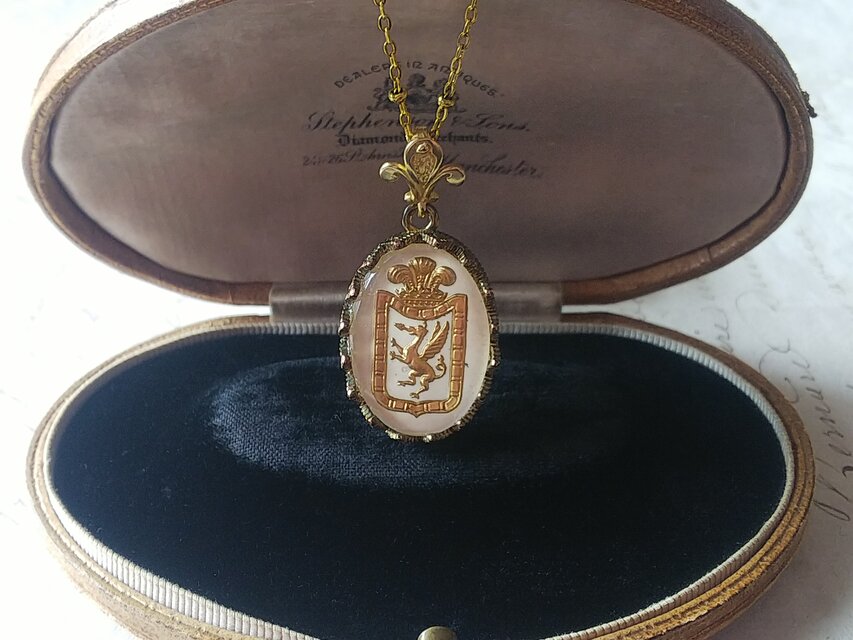 ヴィンテージ　 Griffin／Gold-Framed／Whiteインタリオ　ネックレス