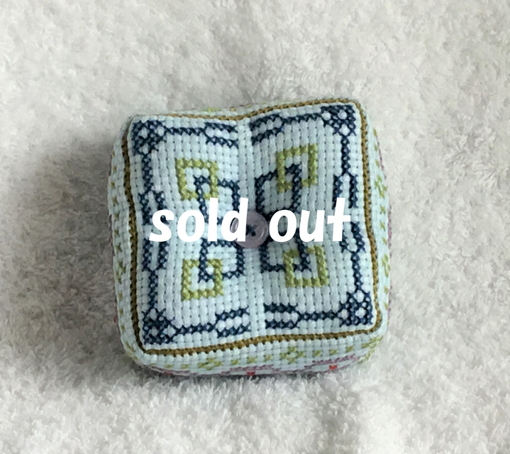 クロスステッチのピンクッション・ブルー