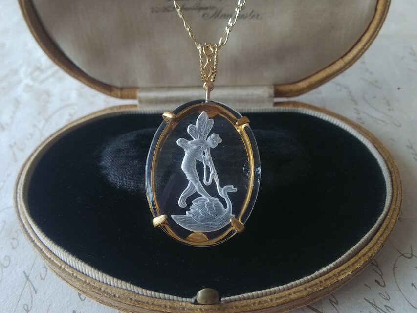 アンティーク　Fairy & Swan Intaglio（36×28㎜）ネックレス
