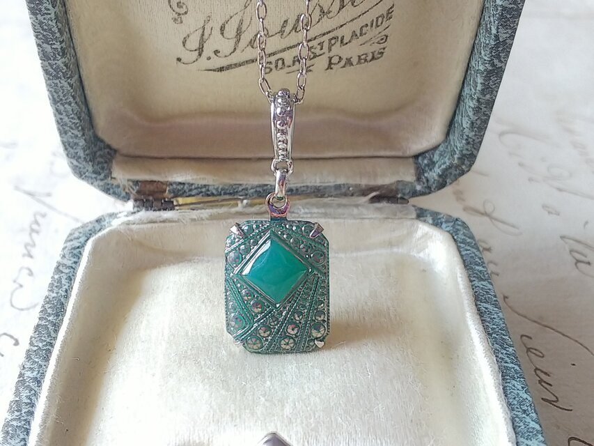 アンティーク　Art Deco／ジェイドGreen（15･5×12㎜）Silverカラーネックレス