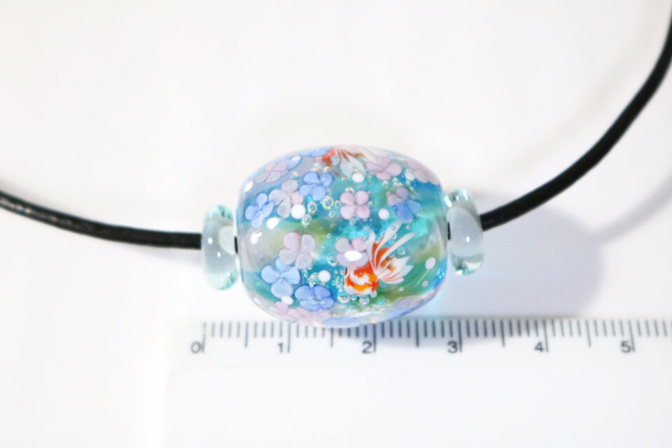 紫陽花と金魚のとんぼ玉（ガラス玉） | iichi 日々の暮らしを