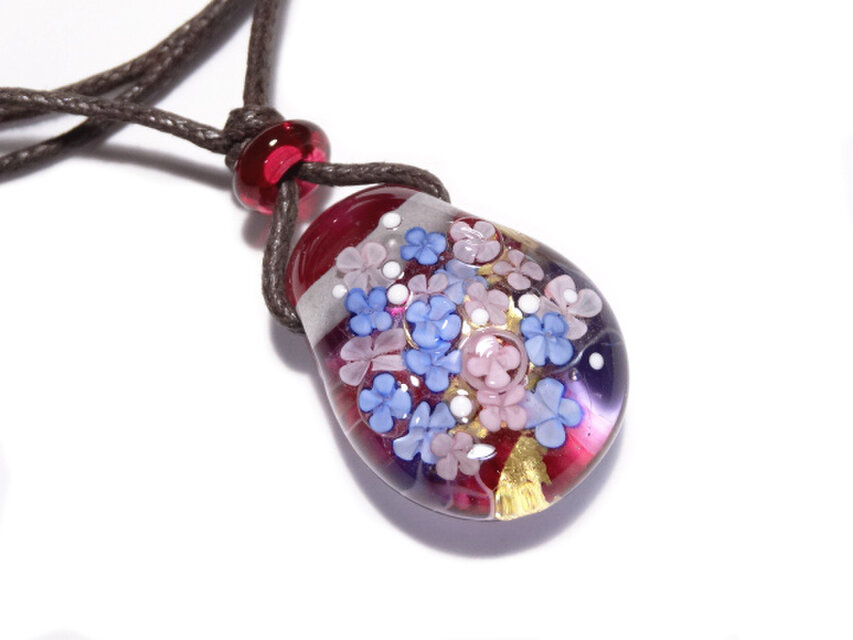 紫陽花のとんぼ玉ガラスペンダント　金箔入り