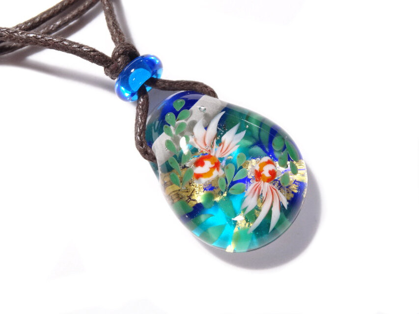金魚のとんぼ玉ガラスペンダント　金箔入り