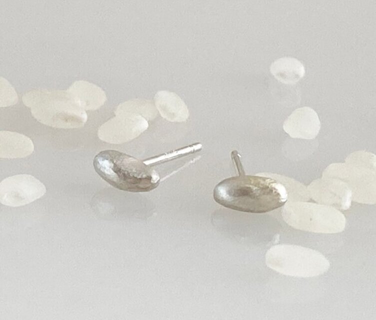 銀の米粒ピアス◇Silver Rice Grain Studs | iichi 日々の暮らしを