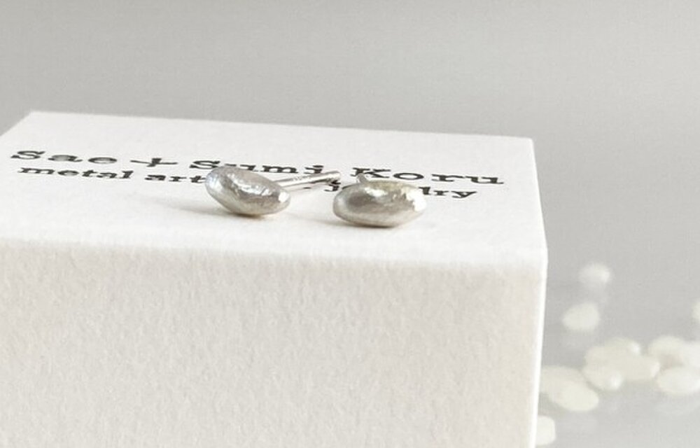 銀の米粒ピアス◇Silver Rice Grain Studs | iichi 日々の暮らしを