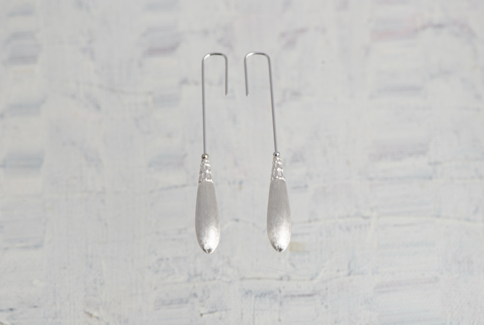 深い洋彫りのシルバーフックピアス