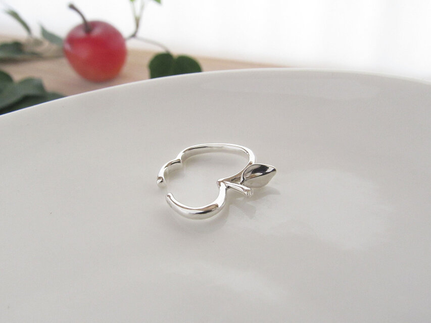 りんごのイヤーカフ