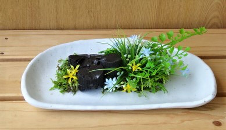 冨貴長命 飾り皿 与山窯 桔梗渕4.5寸皿 色絵三方富士菊花文 -ハレの日の席を彩り