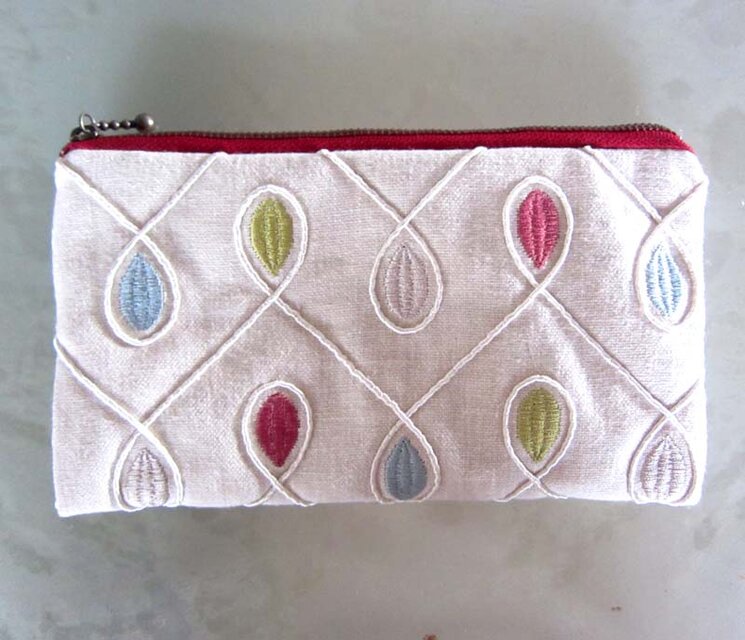 英国生地　M 刺繍 ポーチ　コスメ入れ　サニタリー　通帳入れ　iPod　充電器