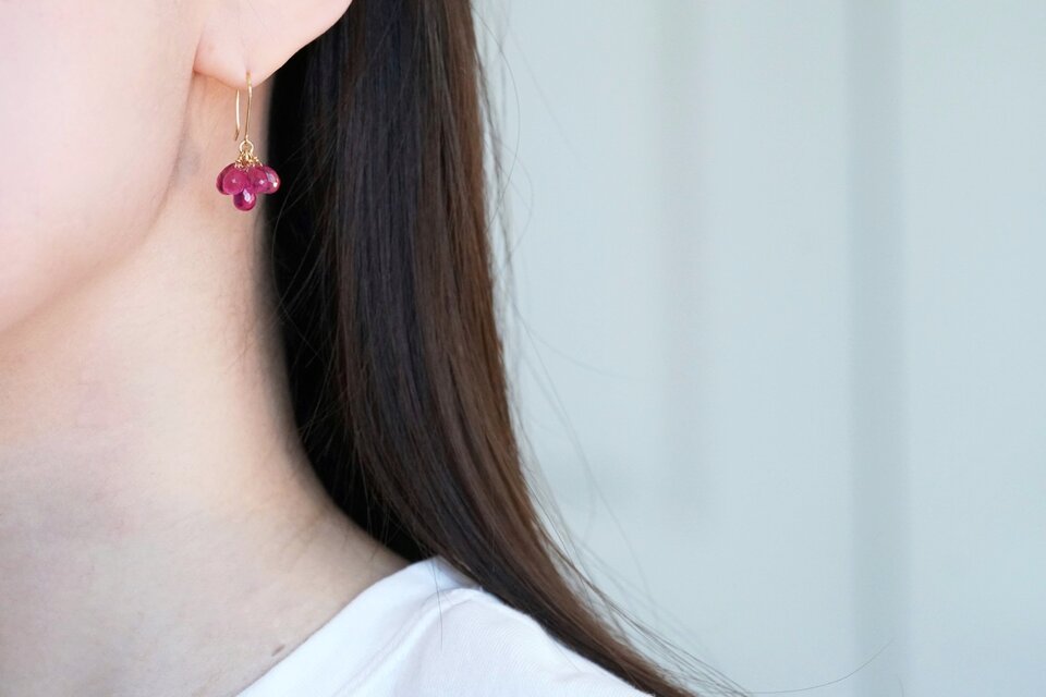 送料無料】K18 ルビー ドロップブリオレットカット フックピアス 