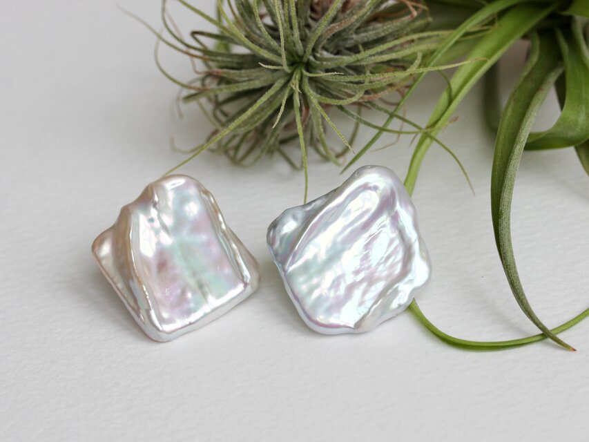 動画有【14kgf】大粒ホワイトオーロラ淡水パールスタッドピアス