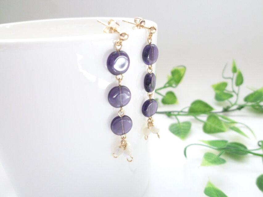 大人のパープル＆マザーオブパールのピアス