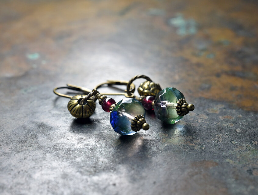 ウランガラスと蓮華ブラスビーズ、ガーネットのピアス(淡)