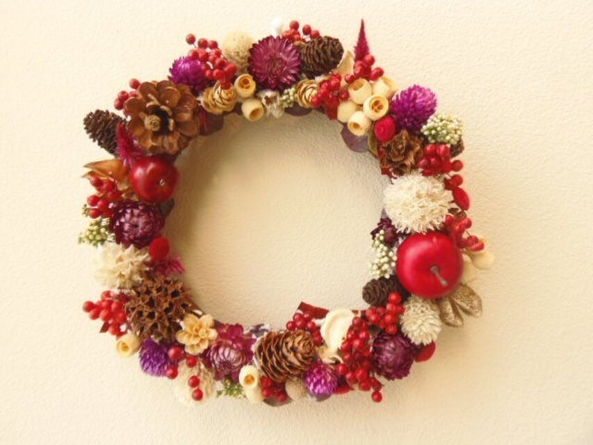 ちょっと可愛い赤いクリスマスリース