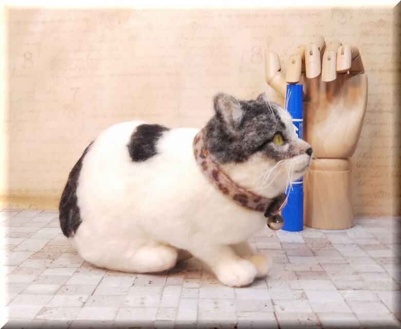 羊毛フェルト 猫 キジシロ猫さん キジ白 ねこ ネコ 猫フィギュア | iichi  日々の暮らしを心地よくするハンドメイドやアンティークのマーケットプレイス