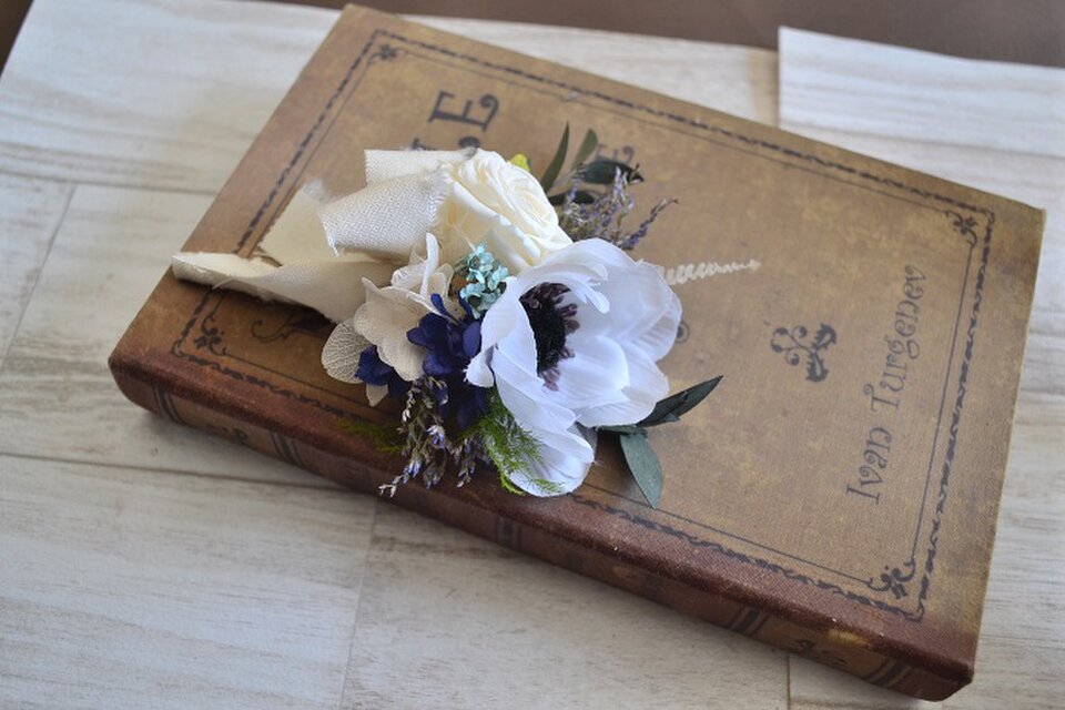 アネモネのホワイト・ブルーのリースブーケ＊ブートニア＊ヘッドパーツ