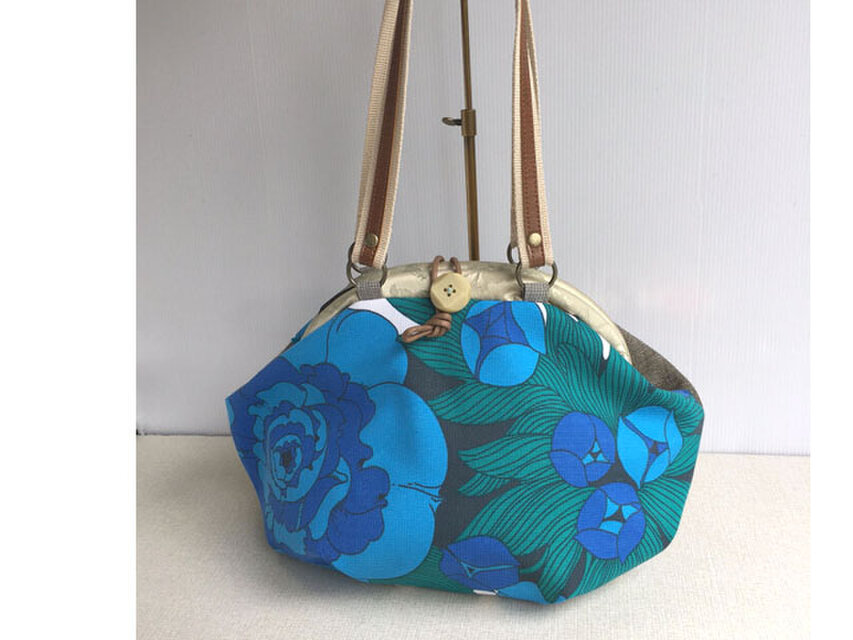 ふっくらボストンバッグ　アルミバネ口金　北欧の大きなブルー花