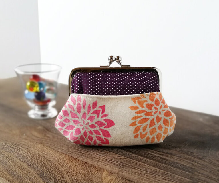 ★お財布サイズ★花火のように咲くダリア　ポケット付きがま口　オレンジ/ピンク