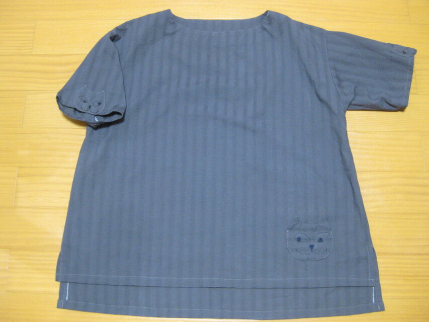 ブラウス（袖猫付き）