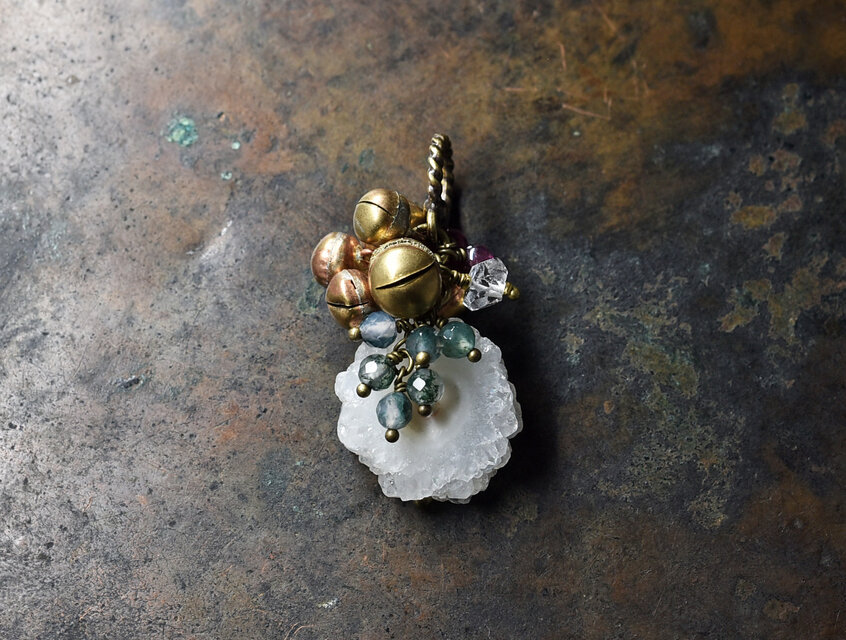 ソーラークォーツとたわわな鈴とモスアゲート、ハーキマーダイヤモンド、ガーネットのペンダントトップ