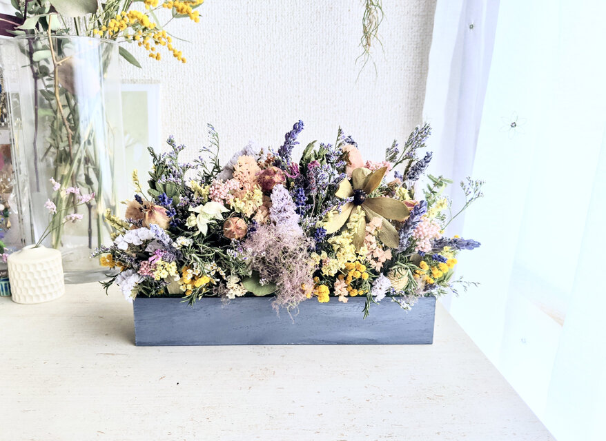 どこからでも眺められる！スモークツリーやラベンダー、スターチスなどを箱詰めしたドライフラワー・アレンジメント☆