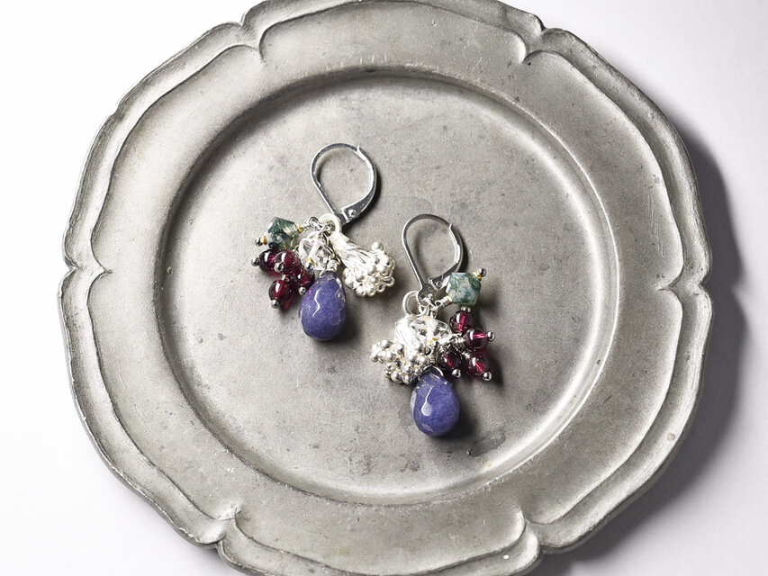 サファイアアゲート、ハーキマーダイヤモンド、ガーネット、モスアゲートと蕾カレンシルバーのピアス(再販)