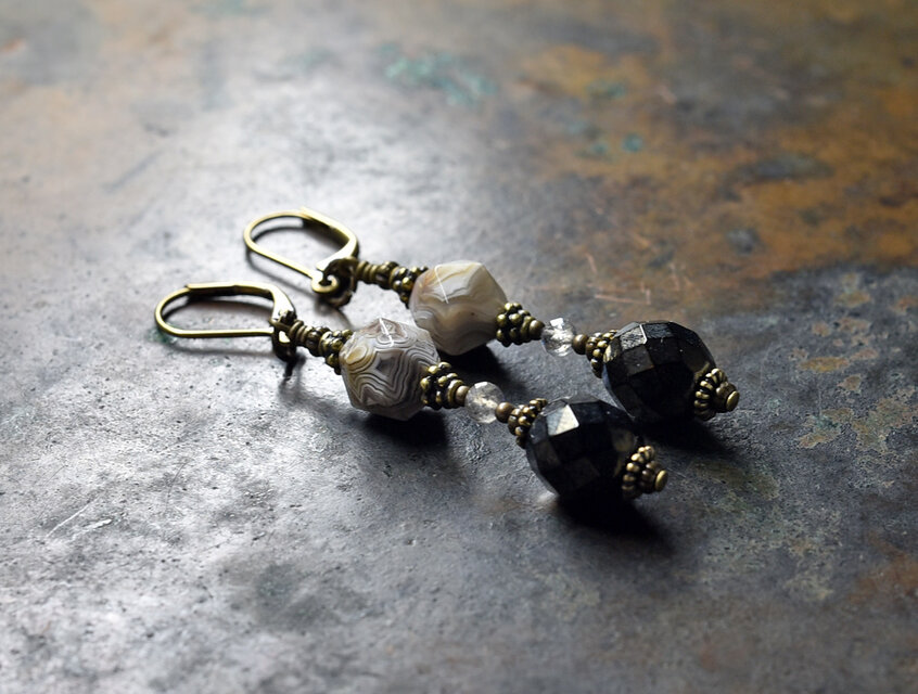 メタリックブラックチェコビーズとラグナレースアゲート、ラブラドライトのピアス