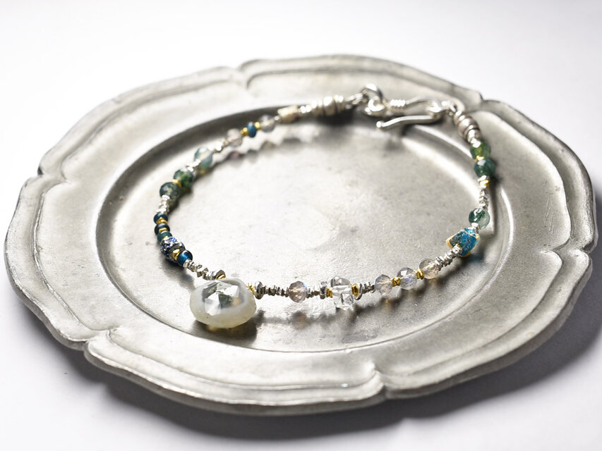 ピーコッククォーツとラブラドライト、モスアゲート、アンティークビーズ、カレンシルバーのブレス