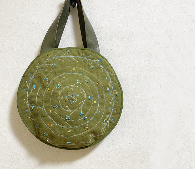 かわいい小花刺繍がいっぱいの円かばん