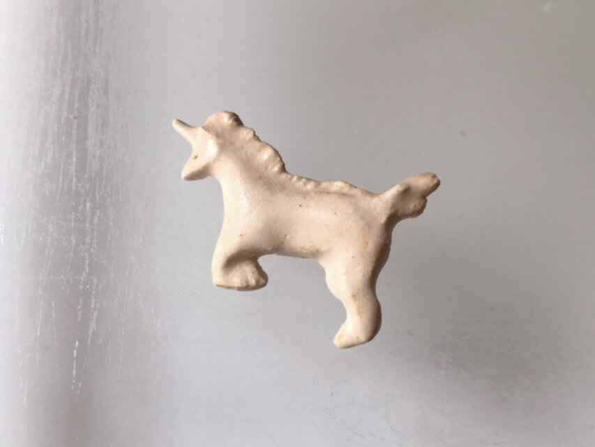 一角獣の子［陶器ブローチ］