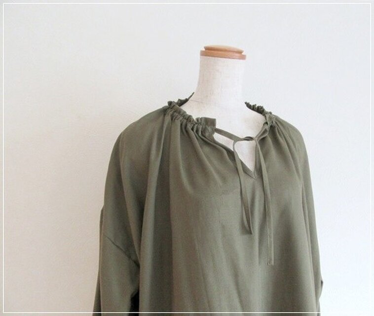 オリーブ* フリルネックプルオーバー
