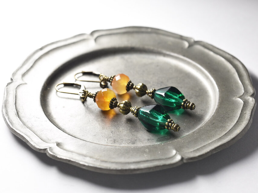 グリーンチェコビーズと手毬ブラスビーズ、カーネリアンのピアス