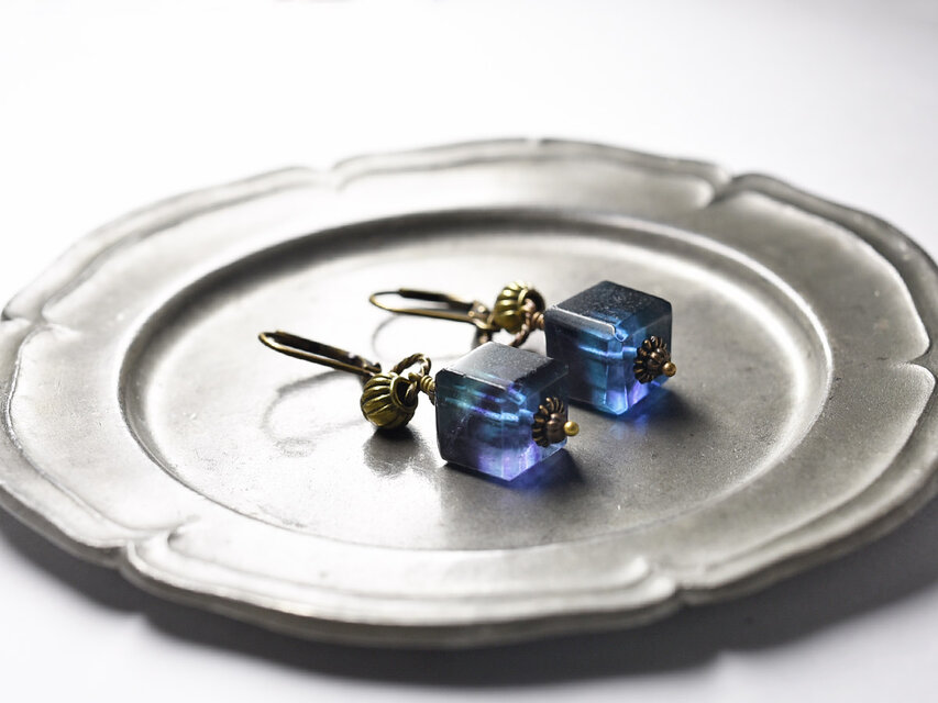 ブルーグリーンフローライトとぷっくりブラスのピアス