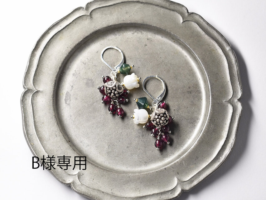 「B様専用」たわわなガーネットとモスアゲート、白蝶貝のすずらん、コロンと丸いお花カレンシルバーのピアス（再販）