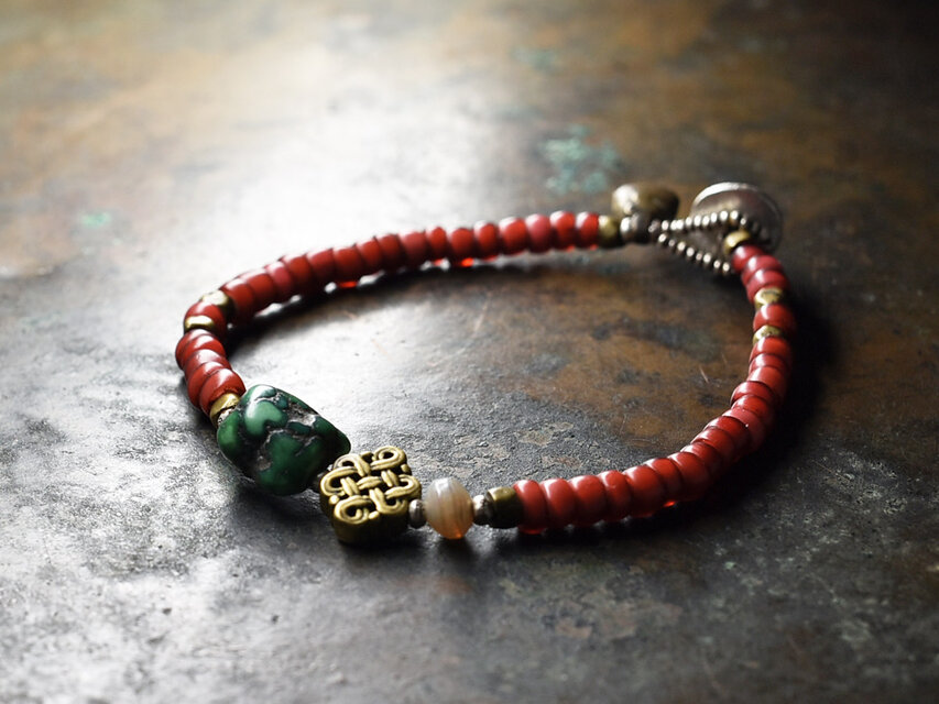 oldチベタンターコイズと、エンドレスノット、古代瑪瑙、金赤ホワイトハーツ、oldオリッサブラスのブレス